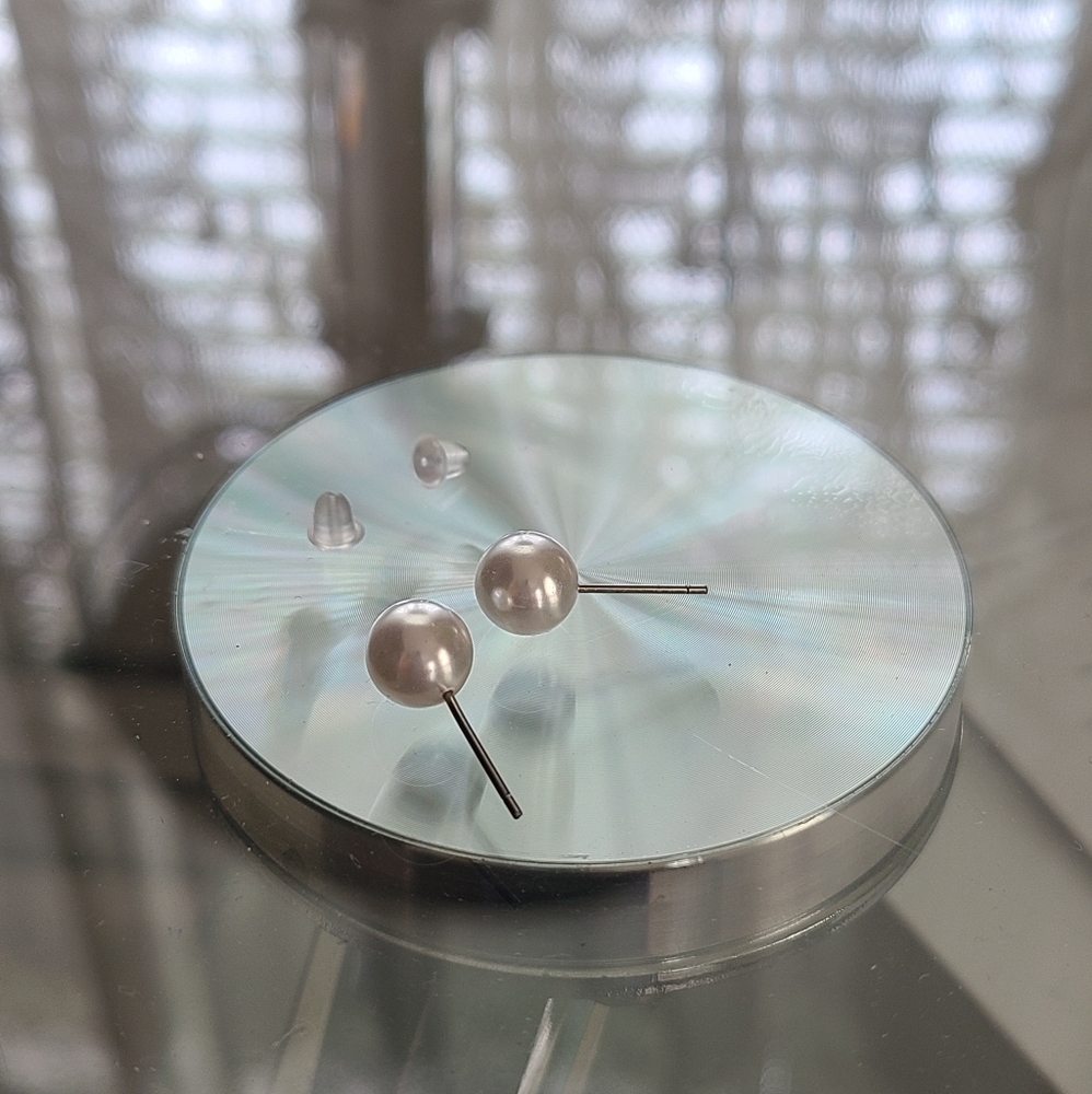 Classy pearl minimalistic stud earrings